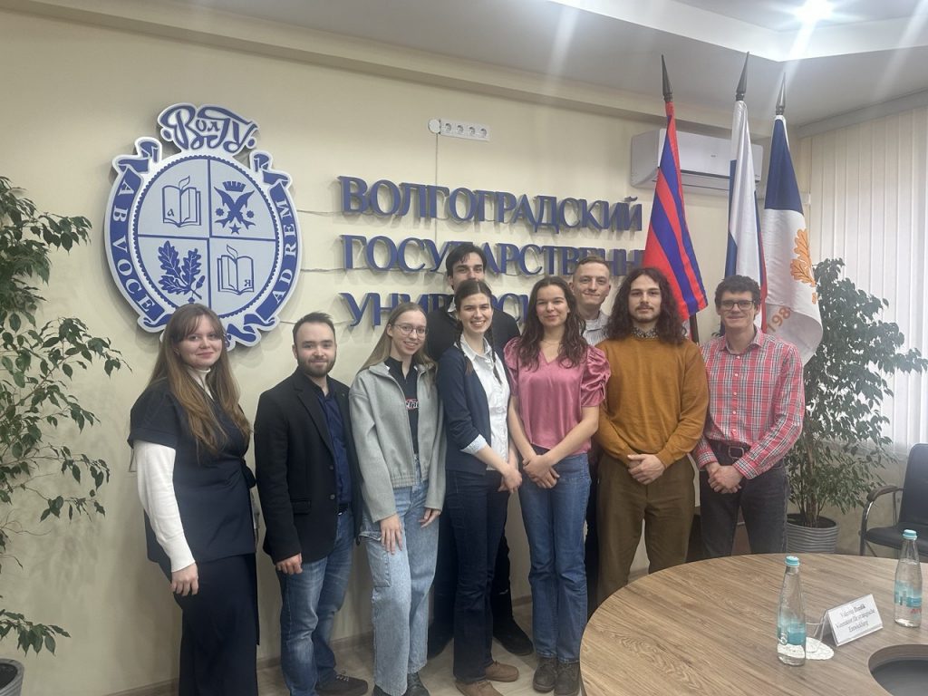 Gruppenfoto  mit Studenten an der  Wolgograder Staatlichen Universität